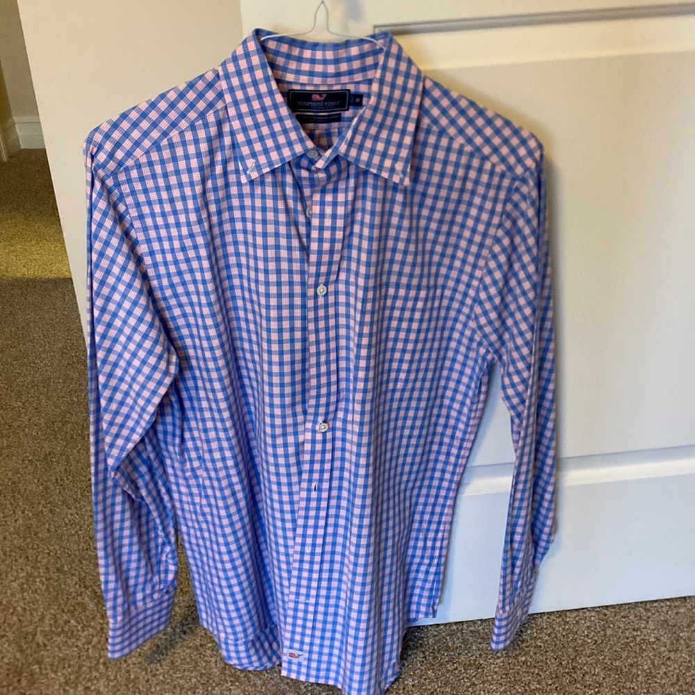 (LIKE NEW) Vineyard Vines long sleeve dress shirt. Size M.